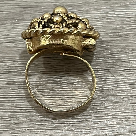 Vintage Solid Compact Ring Signed Vanda Gold Tone Adjustable Poison Snuff Ring - Picture 2 of 4